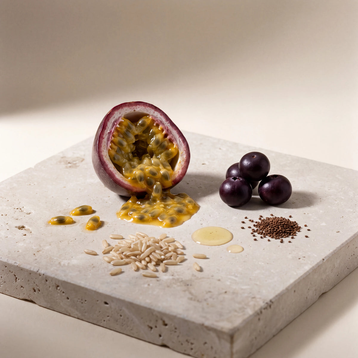 Passionsfrucht, Reis, Açaí und Babchi-Samen, für die Öle und das Bakuchiol in LUME