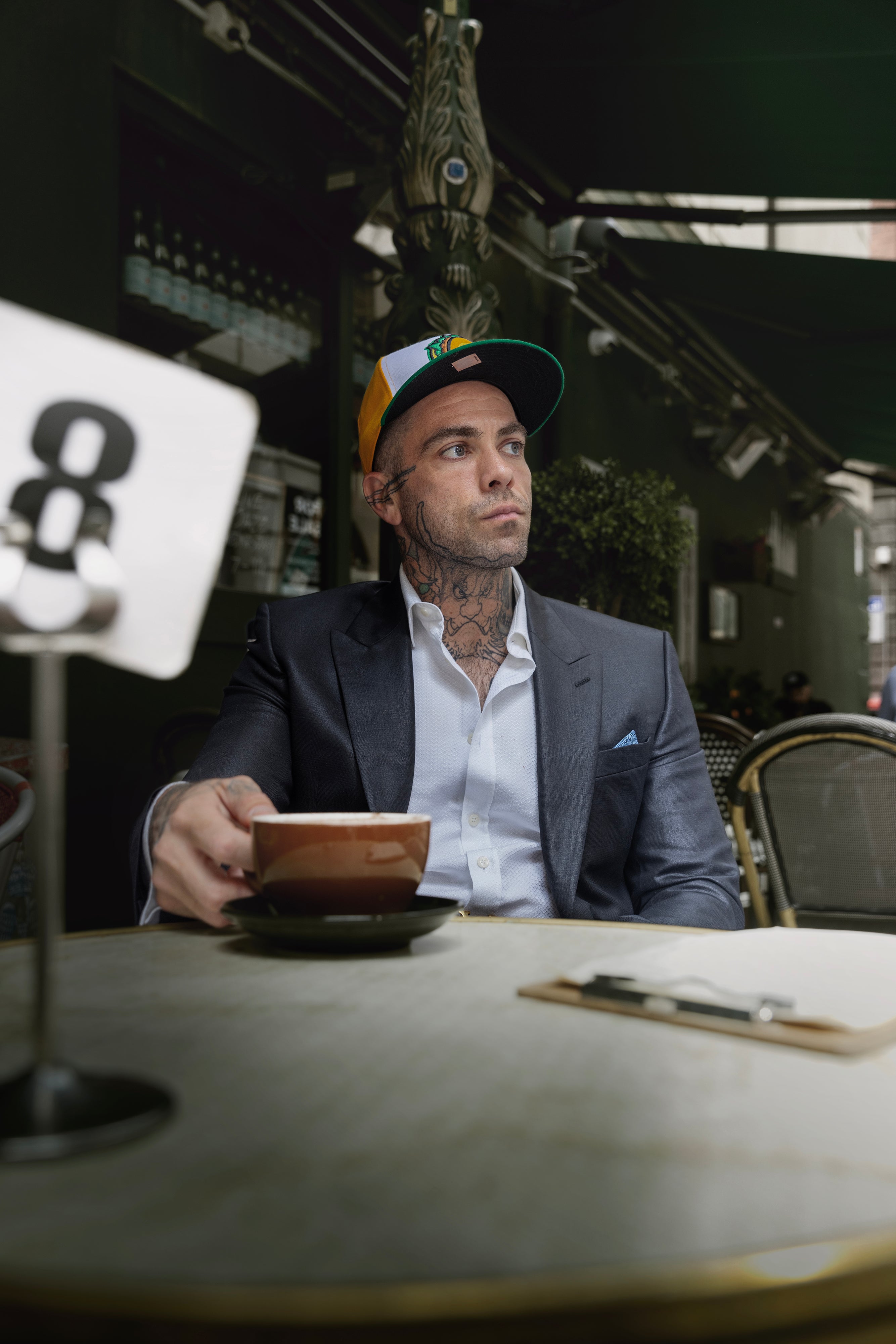 セッションの合間の静かなひとときのスティーブ・ブッチャー